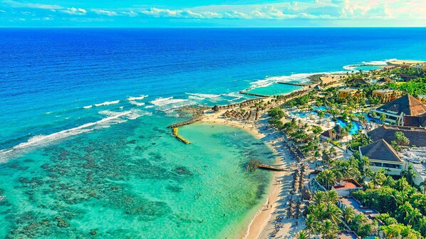 Beach nearby, sun loungers, beach towels
