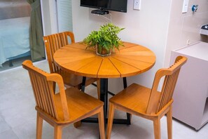 Fridge, oven, cookware/dishes/utensils, dining tables - VM Flat Residence (Camocim)