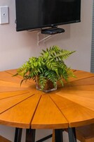 1 quarto, escrivaninha, espaço de trabalho para notebook