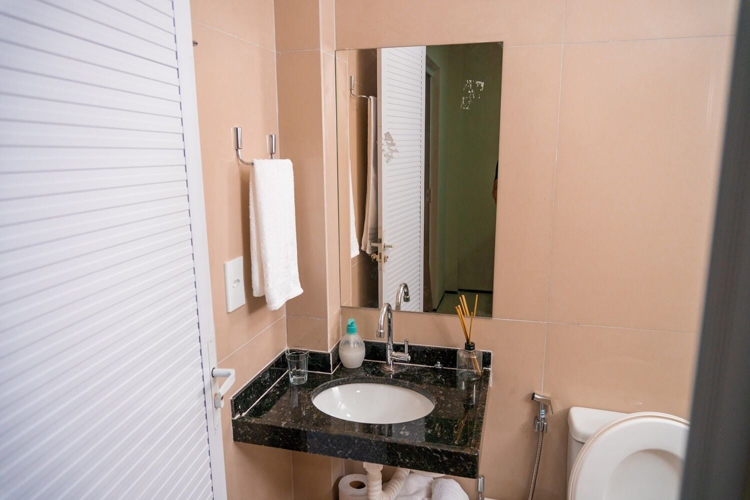 Chuveiro, toalhas de banho, sabonete 