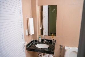 Douche, serviettes fournies, savon