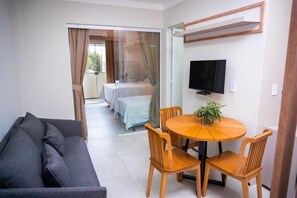 1 Schlafzimmer, Schreibtisch, laptopgeeigneter Arbeitsplatz