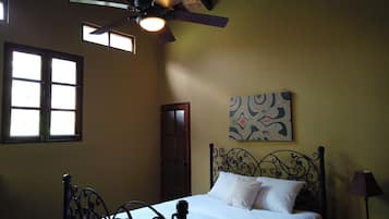 Comfort Townhome, 1 Queen Bed | 4 bedrooms, free WiFi