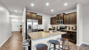 Réfrigérateur, micro-ondes, four, lave-vaisselle