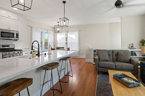 Modern 1BR in Historic Folsom, near top attractions