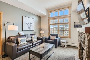 Smart TV, fireplace