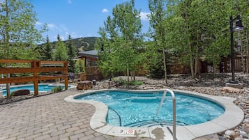 Een buitenzwembad, een verwarmd zwembad