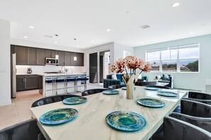 Dining - Lake Pearl (Indio)