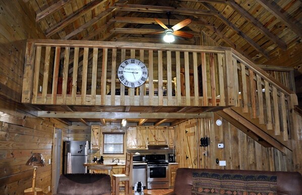 Televisión, chimenea y reproductor de DVD 