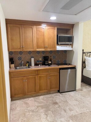 Fridge, microwave, oven, stovetop - BEACH FRONT RESORT FIVE STAR SERVICE (Cabo San Lucas)