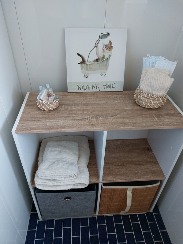 A bathroom with a wooden vanity, a framed picture of a cat in a bathtub, and a sign that reads "WASHING TIME". - L'escale d'Armor (Loudeac)