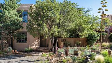 Condo (2 Bedrooms) | Property amenity