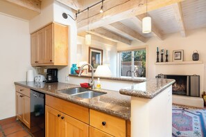 Condo (2 Bedrooms) | Kemudahan hartanah