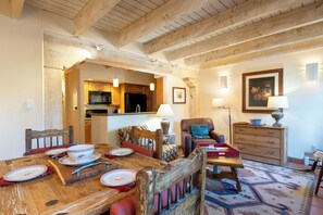 Condo (2 Bedrooms) | Kemudahan hartanah