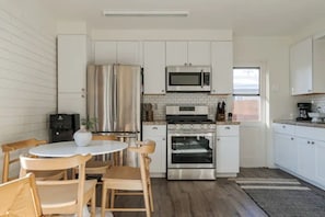 Réfrigérateur, four à micro-ondes, un four, surface de cuisson