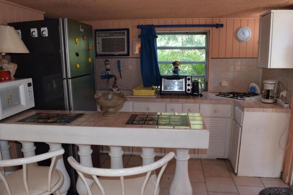 Fridge, microwave, oven, coffee/tea maker