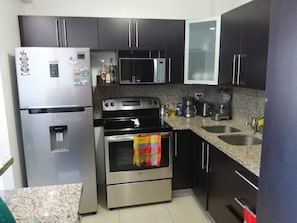 Réfrigérateur, four à micro-ondes, un four, surface de cuisson