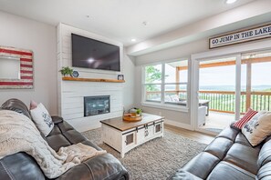 Smart TV, caminetto, lettore DVD