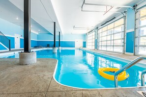 Una piscina cubierta, una piscina climatizada