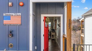 Ein Hauseingang mit einem Schild, auf dem 'Fairy Tale' und '105 Chateau Mountain Drive' steht.
