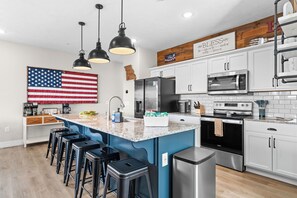 Fridge, microwave, oven, stovetop - Lakeview, Hot Tub, Pool, Arcade, Pickleball/Bball (Branson)