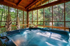 Indoor spa tub - Stunning Mountain Home, sleeps 10, NO steep roads (Sevierville)