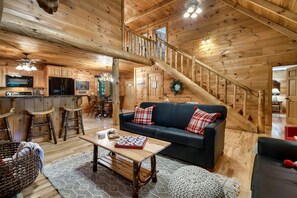 TV, fireplace - Stunning Mountain Home, sleeps 10, NO steep roads (Sevierville)