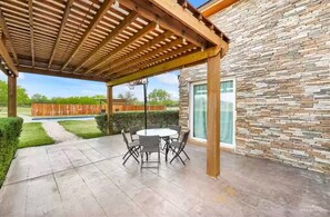 Outdoor dining - Beautiful Home in a 8 acre Ranch near to the city. (Edinburg)