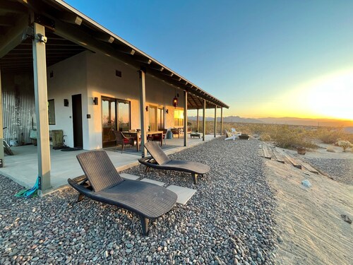 Magical Desert Hideaway - with private jacuzzi, fire-pit, walk to park 