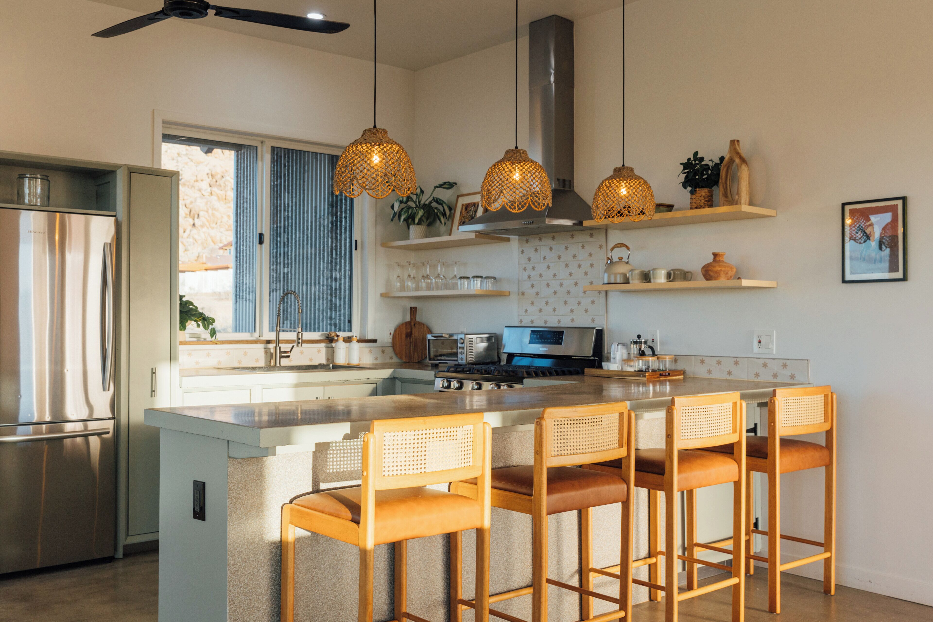 Fridge, oven, stovetop, coffee/tea maker