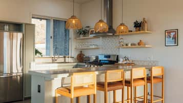 Fridge, oven, stovetop, coffee/tea maker