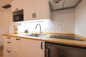 Køleskab, mikrobølgeovn, kaffe-/temaskine, elkedel