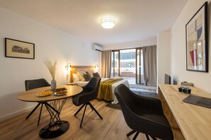 Tabla de planchar con plancha, wifi gratis, ropa de cama