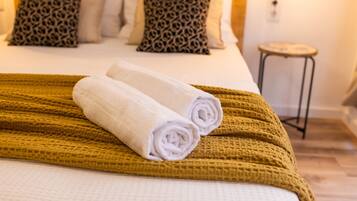 Tabla de planchar con plancha, wifi gratis, ropa de cama