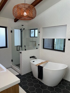 Badewanne, Haartrockner, Handtücher, Seife