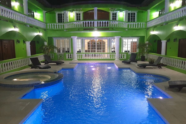 Vista frontal de la propiedad