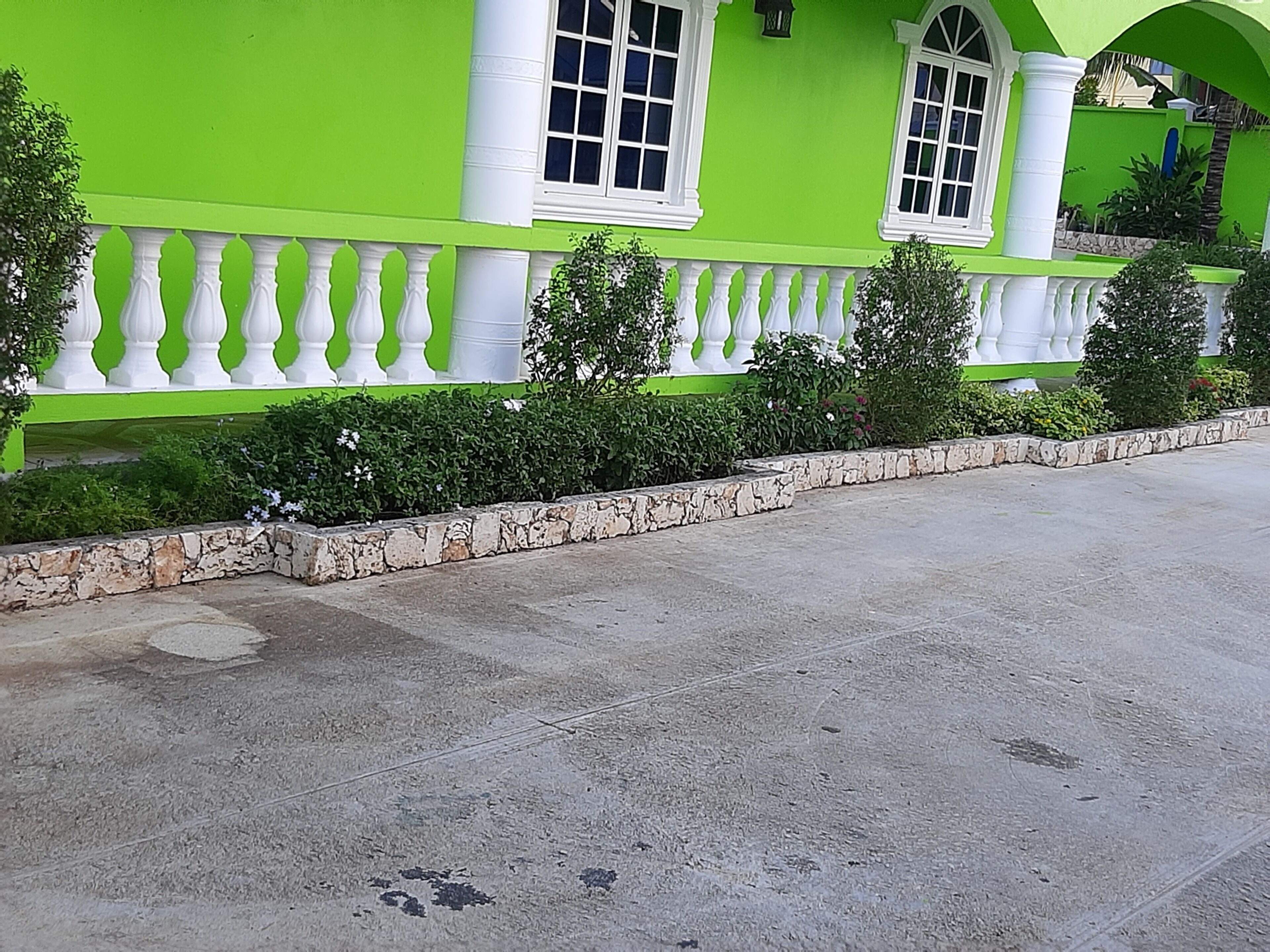 Vista frontal de la propiedad