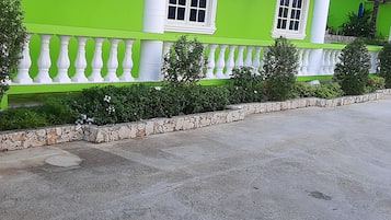 Vista frontal de la propiedad