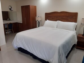 Egyptian cotton sheets, premium bedding, down duvets, pillow-top beds - PeSheres Inn & Spa (Crown Point)