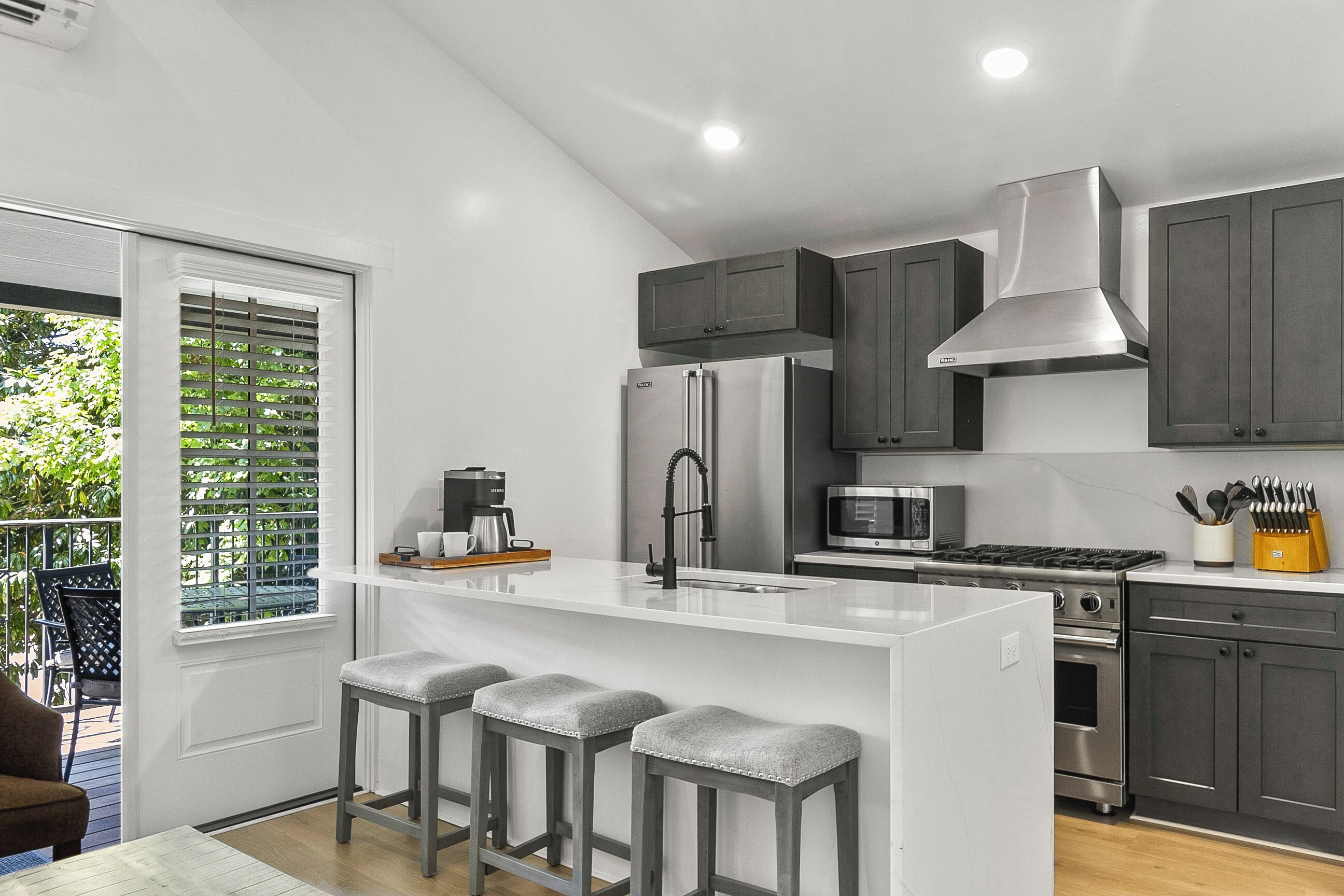 Frigorífico, microondas, horno y placa de cocina