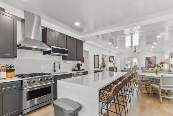 Fridge, microwave, oven, stovetop - The Norma High-end Condo | Blocks from Stadium | Game Day (Tuscaloosa)