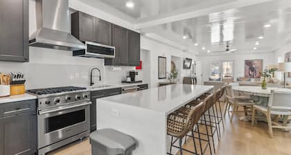 The Norma High-end Condo | Blocks from Stadium | Game Day