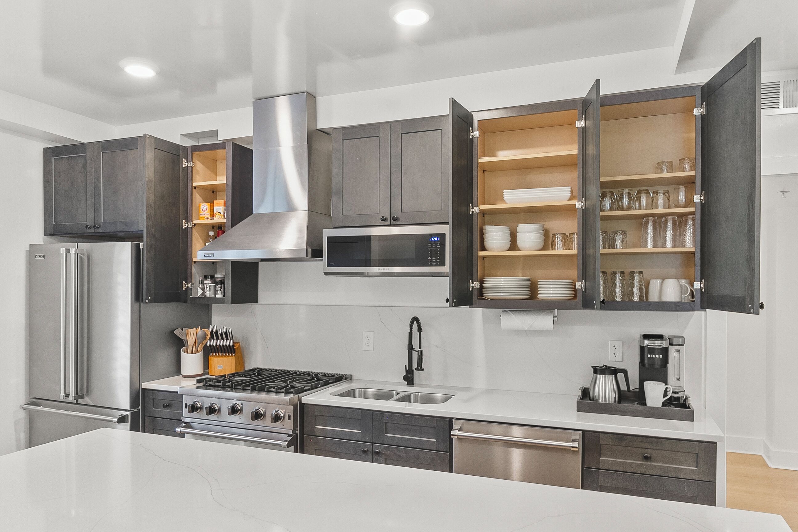 Refrigerador, microondas, horno y parrilla de estufa 