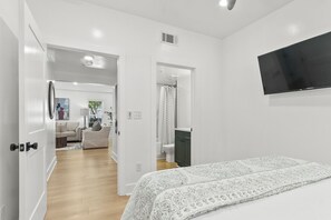 3 bedrooms, iron/ironing board, travel cot, free WiFi - The Norma High-end Condo | Blocks from Stadium | Game Day (Tuscaloosa)