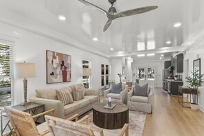 Smart TV - The Norma High-end Condo | Blocks from Stadium | Game Day (Tuscaloosa)