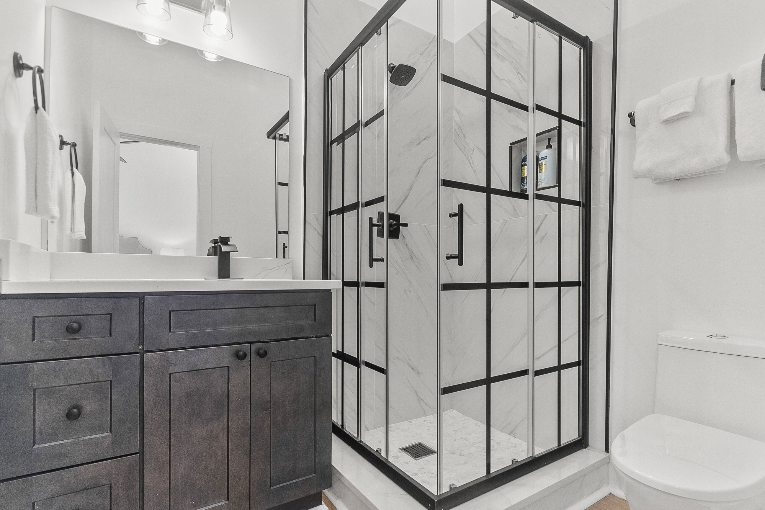 Een douche, een haardroger, handdoeken