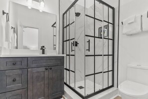 Een douche, een haardroger, handdoeken