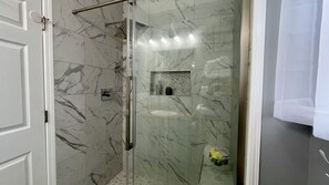 Ensemble douche/baignoire, sèche-cheveux, serviettes fournies, savon