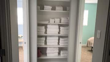 4 dormitorios, escritorio, tabla de planchar con plancha y cuna de viaje