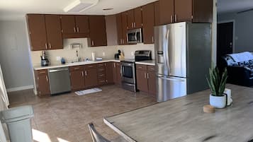 Frigorífico, microondas, horno y placa de cocina